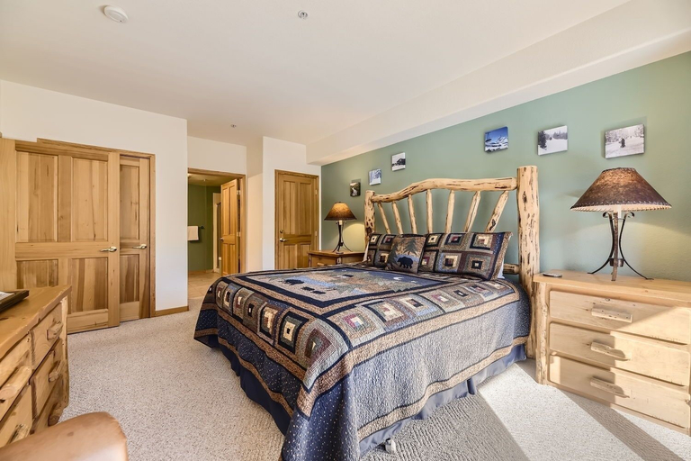 Room 2, 5023 Gateway 2 Bedroom Condo, Summit
