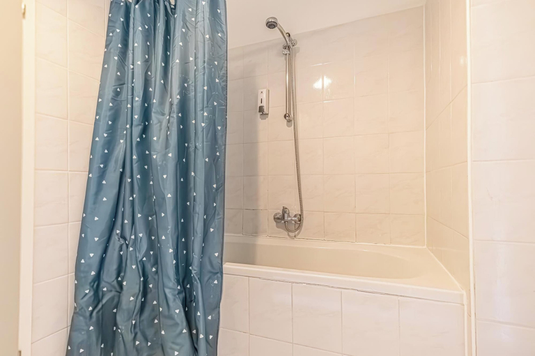 Bathroom 2, Private Room For Long Stay Stadthalle, Wien