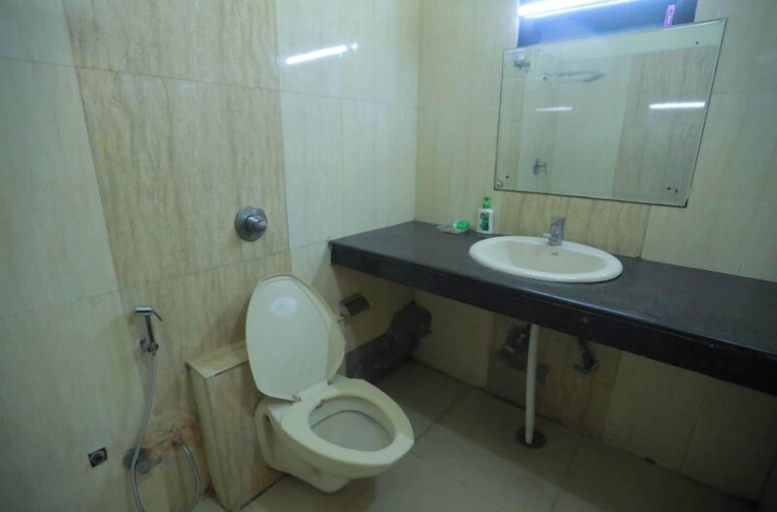 Bathroom 3, Hotel Abhinandan Panipat, Panipat