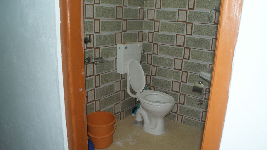 Bathroom 3, Shri Satya Sai Homestay, Chamba