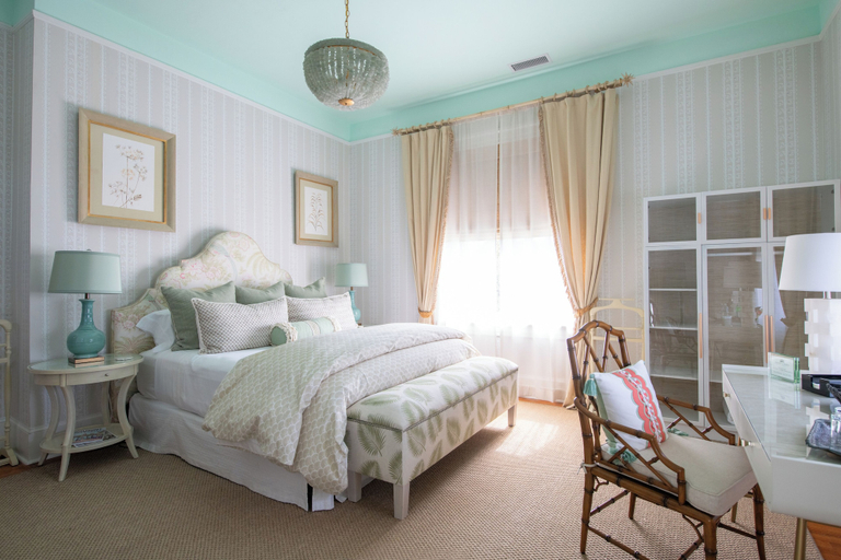 Room 2, Pandora's Manor Bed & Breakfast, Guilford