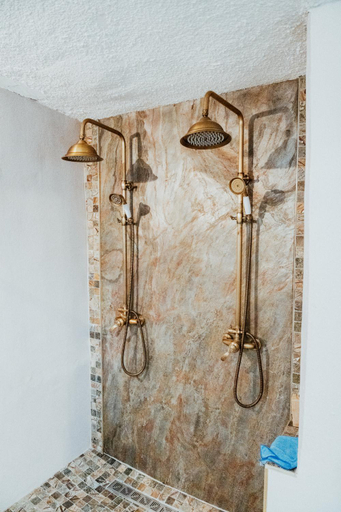 Bathroom 2, La Kaz Caleepso, La Possession