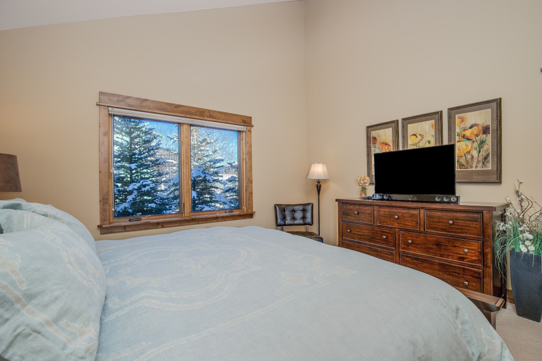 Room 4, The Sanctuary Getaway - 192 3 Bedroom Home by RedAwning, Summit