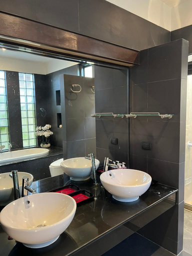 Bathroom 4, Beautiful villa walking distance from Bangtao Beach, Pulau Phuket