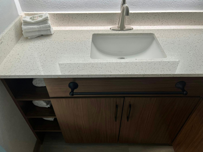 Bathroom 4, HomeTowne Studios by Red Roof Georgetown - Lexington North, Scott