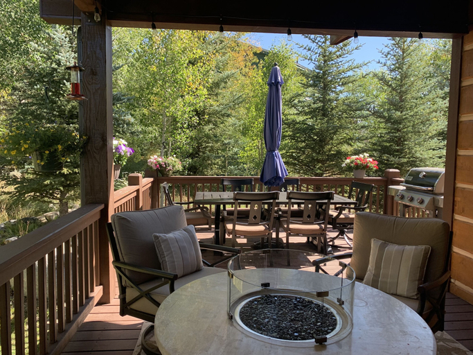 BBQ/picnic area, The Sanctuary Getaway - 192 3 Bedroom Home by RedAwning, Summit