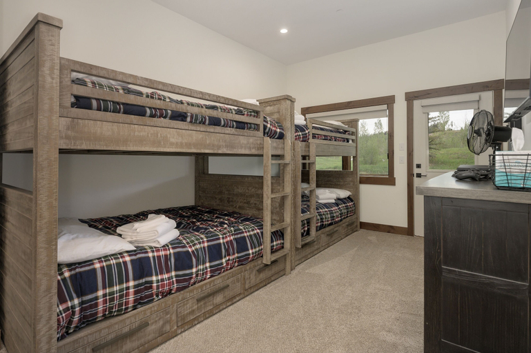 Room 2, 90 Hay Meadow 4 Bedroom Townhouse by RedAwning, Grand