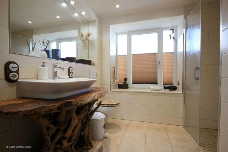 Bathroom 2, Prora - Ferienwohnung mit Strandkorb am Meer - Njoerd, Vorpommern-Rügen