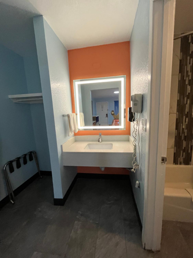Bathroom 3, Lovington Inn, Lea