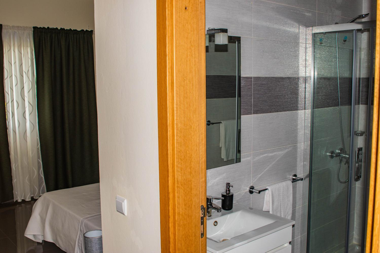 Bathroom 2, Hotel Vitoria, Água Grande