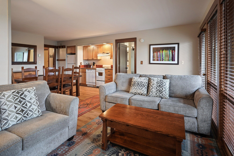 Living area 2, Seventh Mountain 1123 3 Bedroom Condo by RedAwning, Deschutes