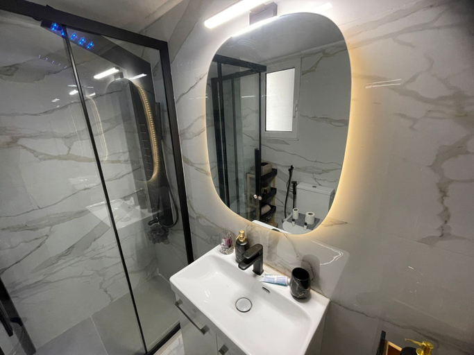 Bathroom 4, Minimal Central 2BR, Attica