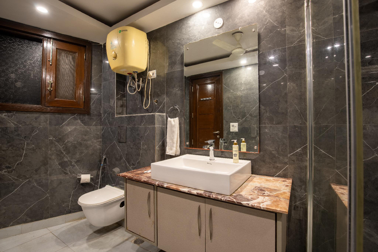 Bathroom 2, BedChambers Serviced Apartments South Extension, Delhi