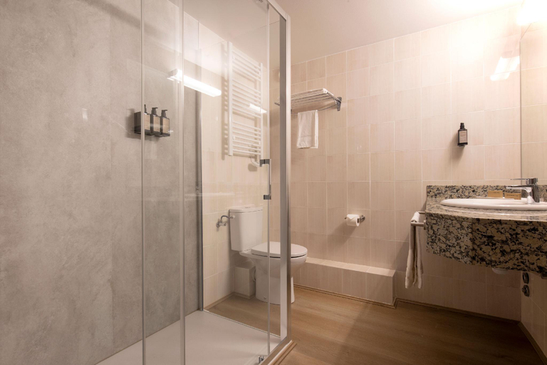 Bathroom 4, Hotel Cervol