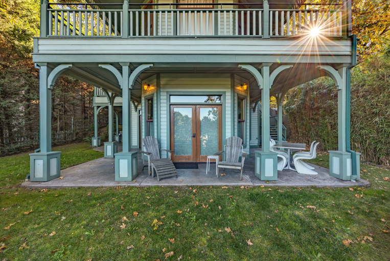 Terrace/patio 2, Roe Parker House 2 Bedroom Home by RedAwning, Hood River