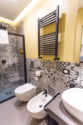 Bathroom 3, L'Infinito 88 Charmant Rooms, Napoli