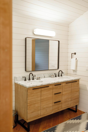 Bathroom 3, Inn the Ground, Yamhill