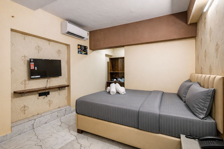Room 5, Hotel Rism Suites Koramangala, Bangalore
