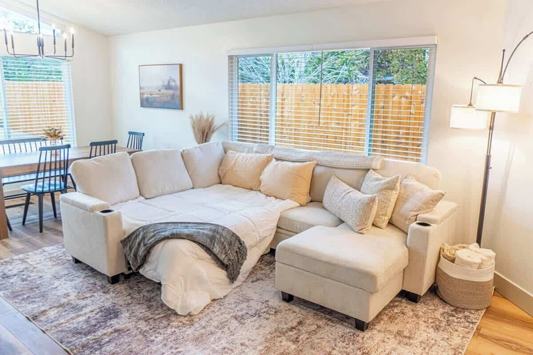 Living area 4, Modern Western Retreat Pet-friendly 4bed/2bath, Washoe