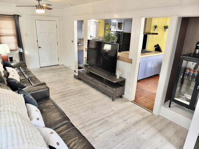 Living area 4, Eastside Garden Hideaway  For 4, Perfect Location for World Cup Attendees!, Los Angeles