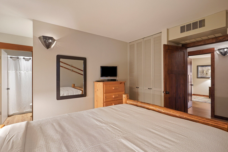 Room 4, Seventh Mountain 1123 3 Bedroom Condo by RedAwning, Deschutes