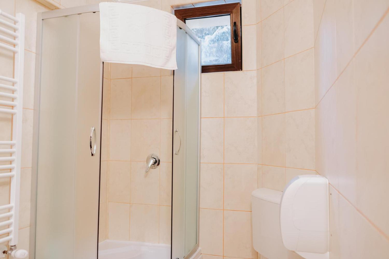 Bathroom 5, Paradise Point, Nucet