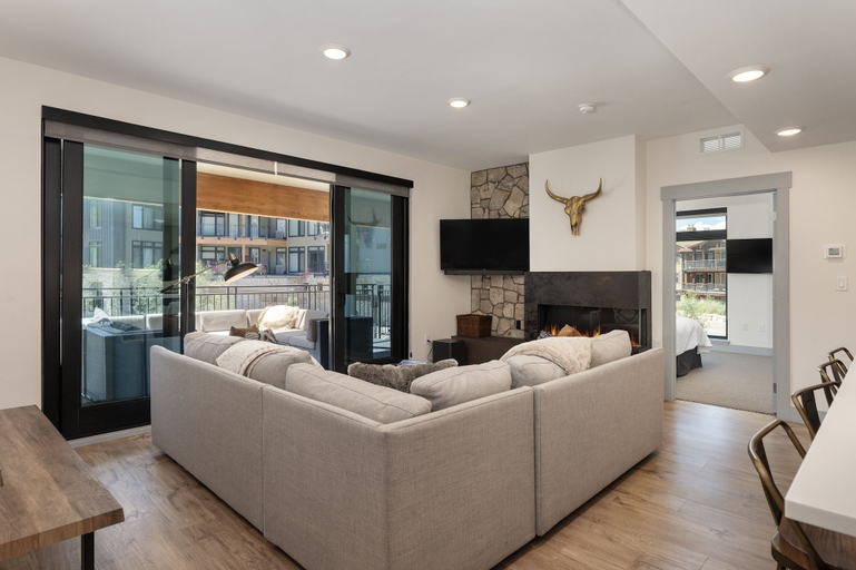 Living area 4, Timber Fox 1208 3 Bedroom Apts by RedAwning, Grand