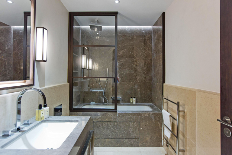 Bathroom 3, 2-bed Deluxe Apt 104, London