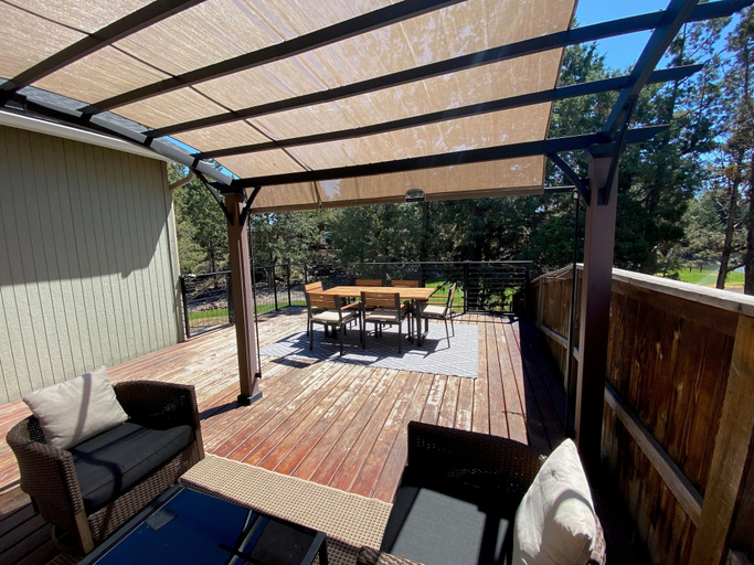 Outdoor dining 3, Beaumont 3 Bedroom Home by RedAwning, Deschutes