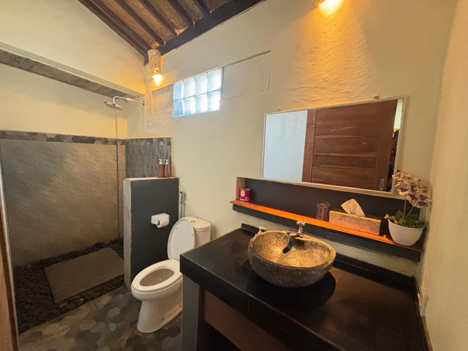 Bathroom 3, Pomelo Guest House, Gianyar