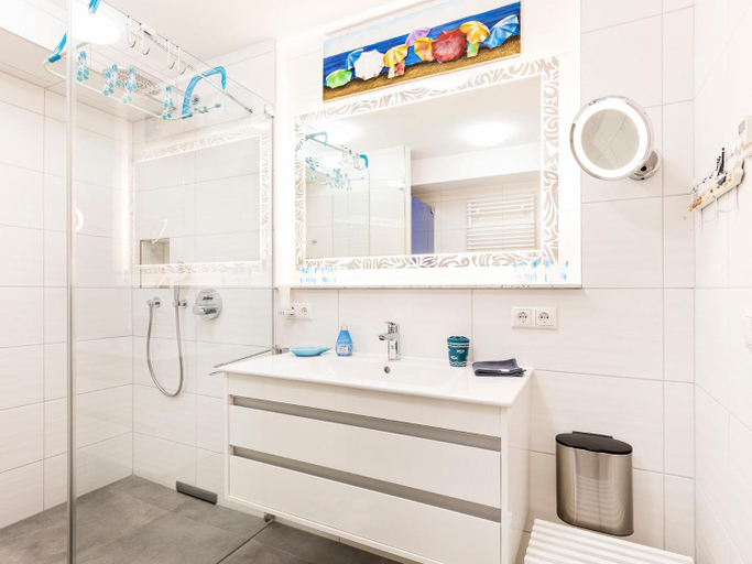 Bathroom 3, Prora - Wohnung mit Strandkorb am Strand - Strandmuschel, Vorpommern-Rügen