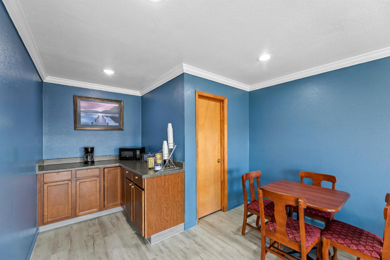 Food & Drinks 5, Americas Best Value Inn Indianola, Sunflower