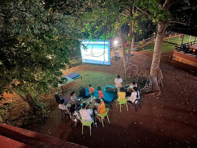 Outdoor dining, Sur Lake Resort, Raigarh