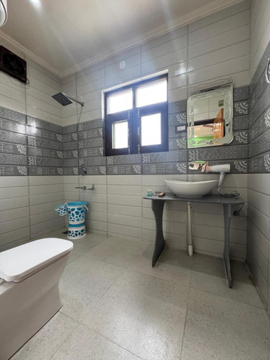 Bathroom 4, Hotel Shuhrah-I-Afaq, Badgam
