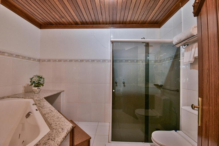 Bathroom 5, Hotel Tirol, Treze Tílias