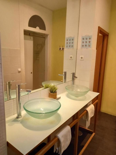 Bathroom 4, Oporto Invictus Hostel, Porto