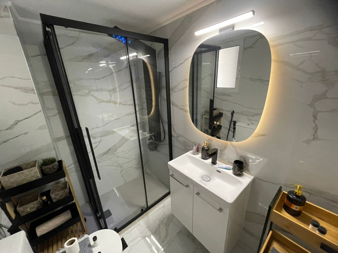Bathroom 5, Minimal Central 2BR, Attica