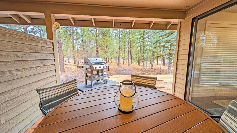 Outdoor dining 4, 4 Mugho 3 Bedroom Home by RedAwning, Deschutes