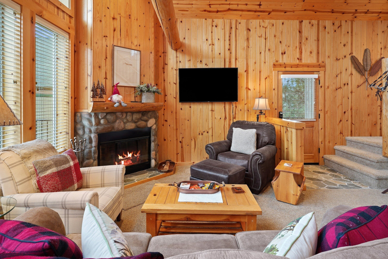Living area 3, Deer Park Cabin 3 Bedroom Home by RedAwning, Deschutes