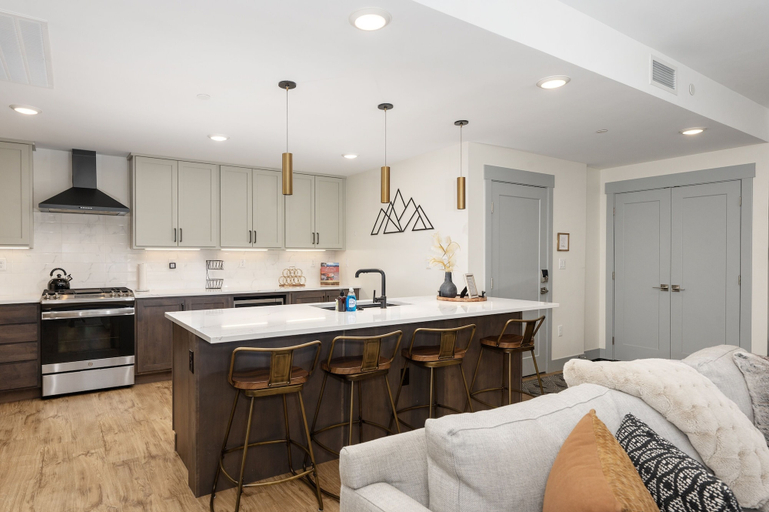 Private kitchen 3, Timber Fox 1208 3 Bedroom Apts by RedAwning, Grand