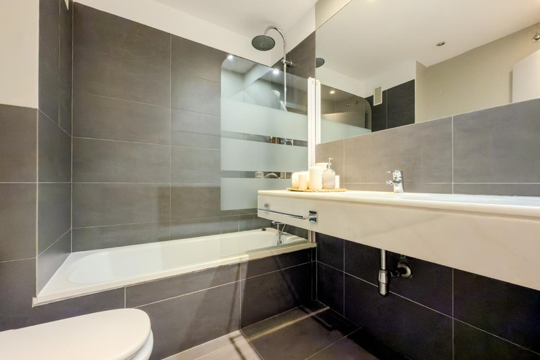 Bathroom 2, Four Petals Barcelona Boutique Apartments, Barcelona