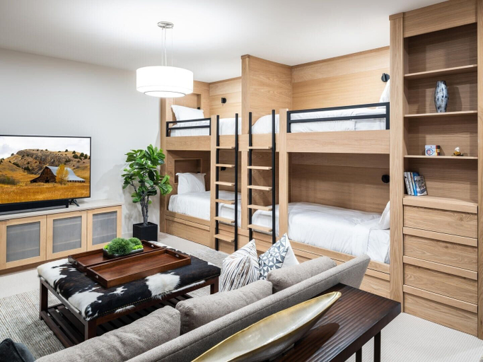 Room 2, 83b Lodgeside 3 Bedroom Townhouse by Moonlight Basin Lodging, Madison