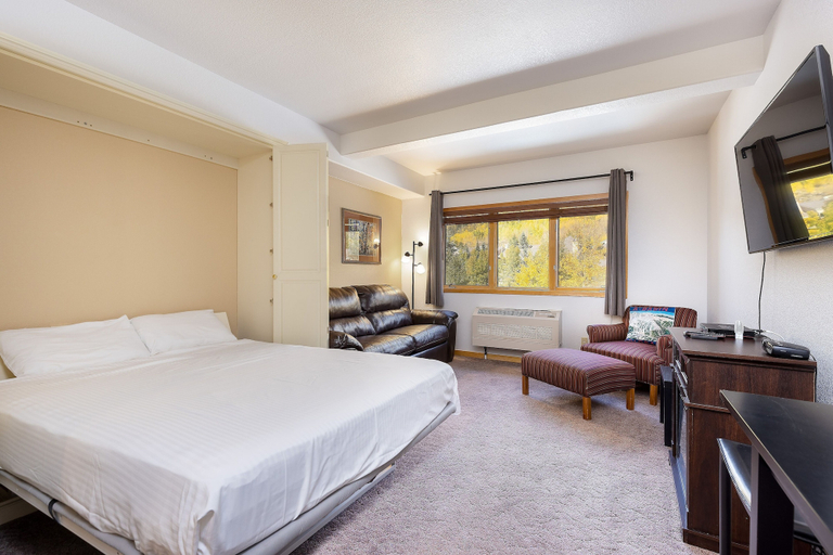 Room 3, 5087 Gateway Home by RedAwning, Summit
