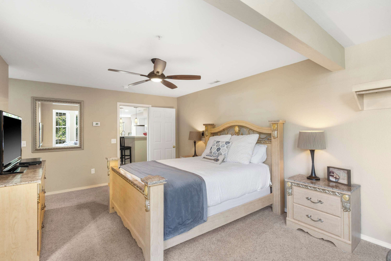 Room 4, Edgewater Escape Stay for 6, Stone