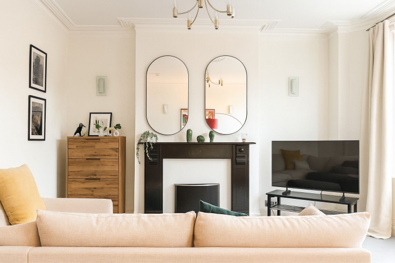 Living area 4, The Pontcanna Emerald | Free Parking | 3 Beds, Cardiff