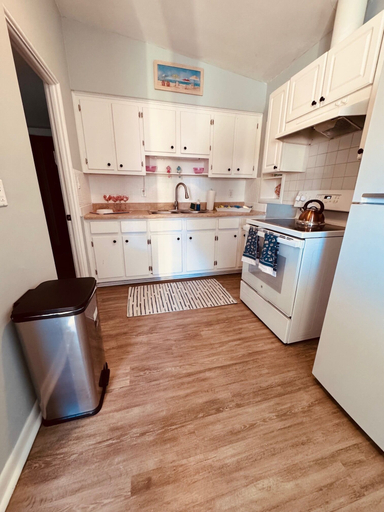 Private kitchen, Surf Shack Across from the Beach, Brevard