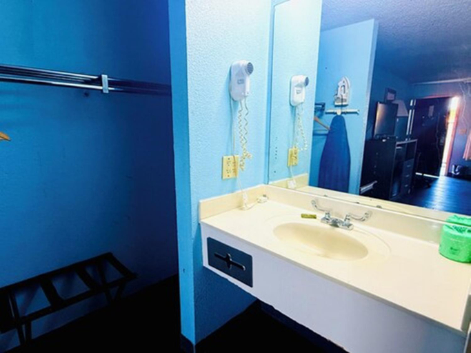 Bathroom 3, Mayfair Inn, Martin