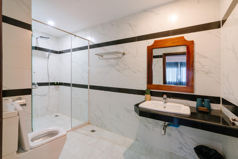 Bathroom 5, V Crown Hotel, Svay Pao