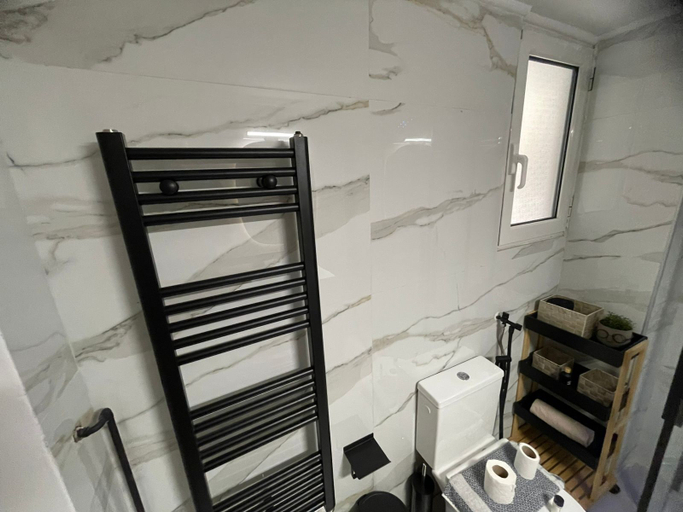 Bathroom 3, Minimal Central 2BR, Attica