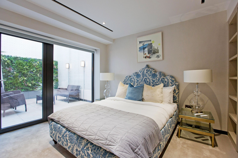 Bedroom, 2-bed Deluxe Apt 104, London